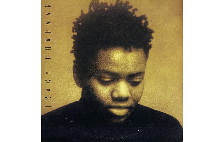 La couverture d'album sépia du premier album éponyme de Tracy Chapman la montre baissant les yeux. Ses cheveux sont courts, et elle porte une chemise noire.