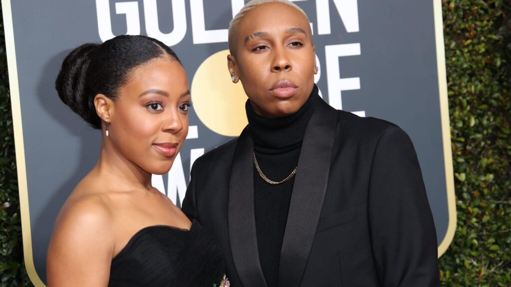 Lena Waithe, à droite, prend la pose lors de la 76e cérémonie des Golden Globe Awards en 2019. Elles portent une veste de costume noire avec un col roulé noir et une chaîne en or.