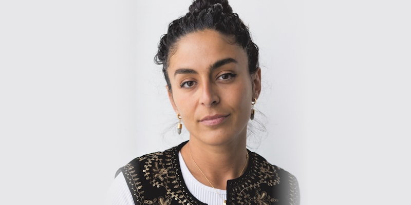 Pidgeon Pagognis, activiste et écrivain intersexe de race mixte. Il regarde l'appareil photo avec des yeux doux devant un fond blanc.