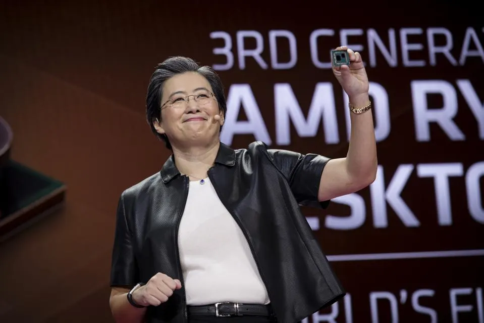 Dr. Lisa Su holding up a processor at a conference.