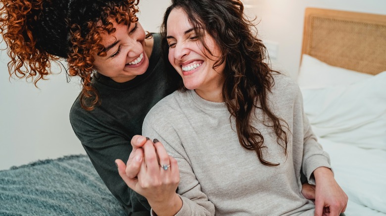 Spotting Green Flags in Women: Your Guide to Healthy LGBTQIA+ Dating