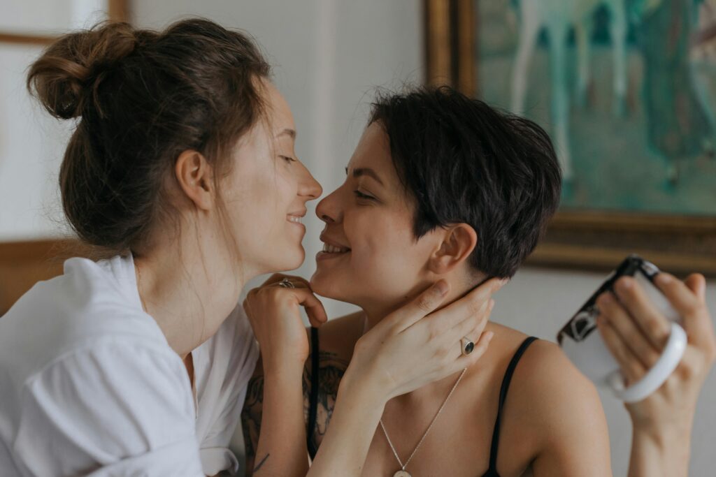 Casual vs serious sapphic dating: 8 key differences explained